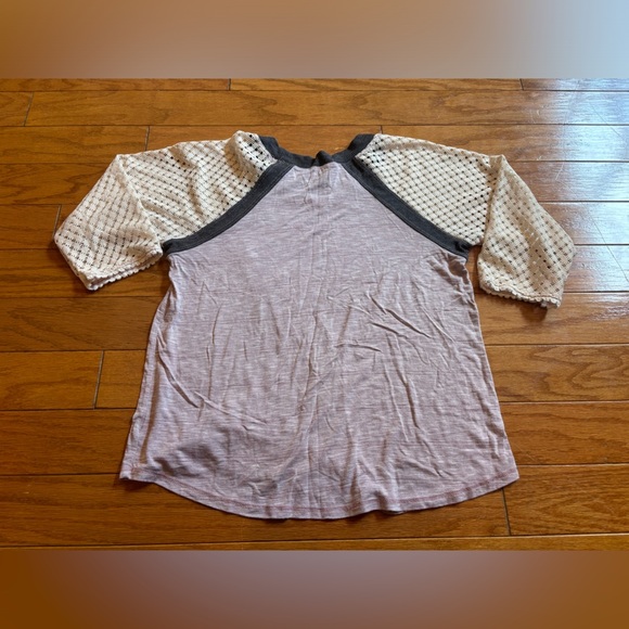 •5 for 20• Maurice’s Top With Net Sleeves Womens Size Small - Picture 2 of 3